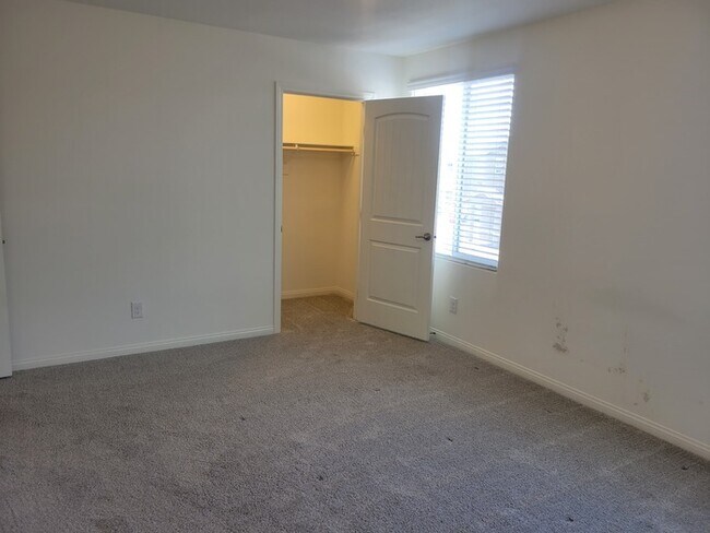 Building Photo - Beautiful 4 bedroom home!