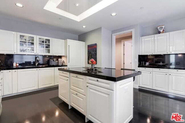 Building Photo - 10776 Wilshire Blvd