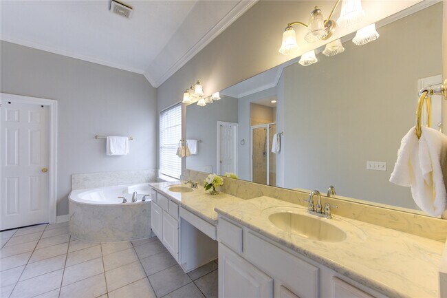 Building Photo - 14007 Briar Heath Dr
