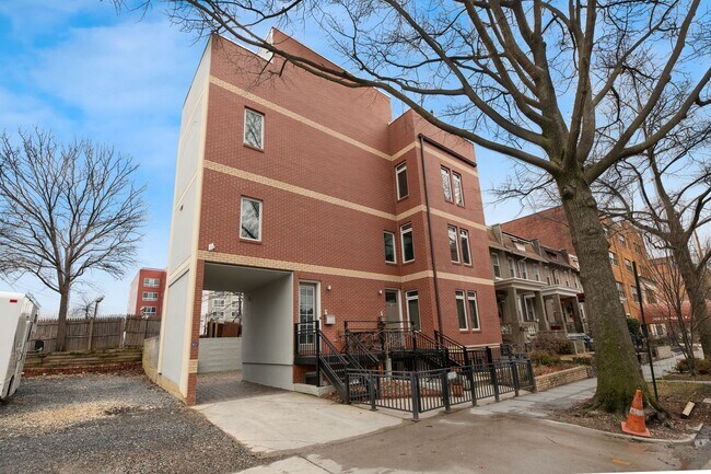Building Photo - 915 3rd St NE