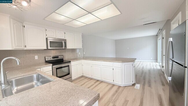 Building Photo - 750 N Paradise Valley Ct