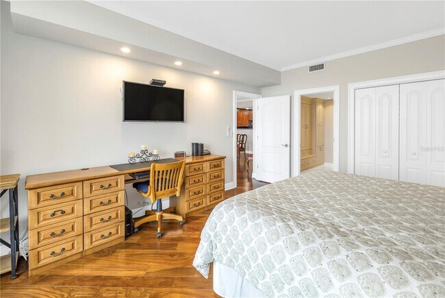 Building Photo - 1 Beach Dr SE