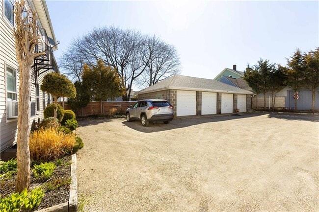 Building Photo - 42 Bentley St