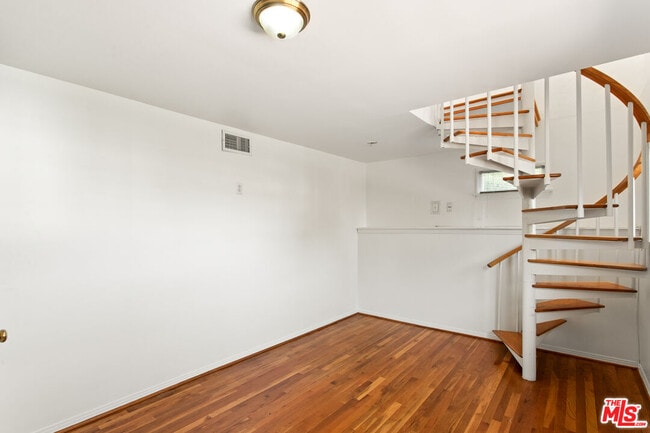 Building Photo - 3528 Fernwood Ave