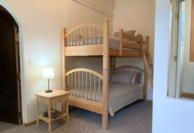 Building Photo - 2 bed 1 bath Duplex in South Hamilton with Large Shop