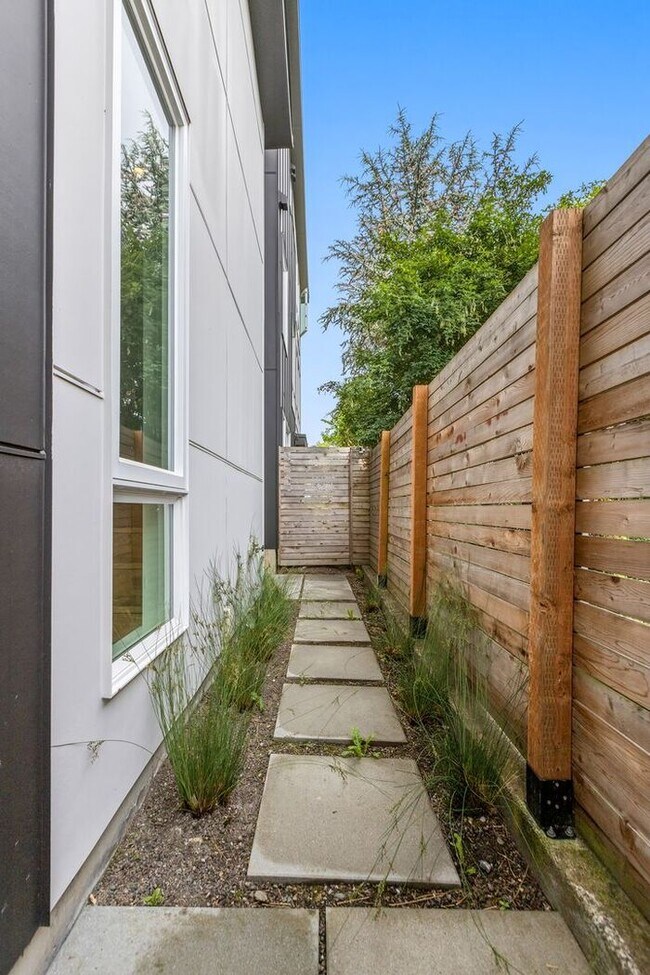 Building Photo - Air Conditioned Hilltop Gem w/ 360° Rooftop Ocean, Mountain and Skyline Views