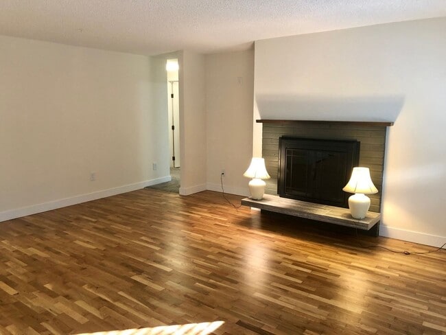 Building Photo - Charming 3 Bedroom in Cottage Lake