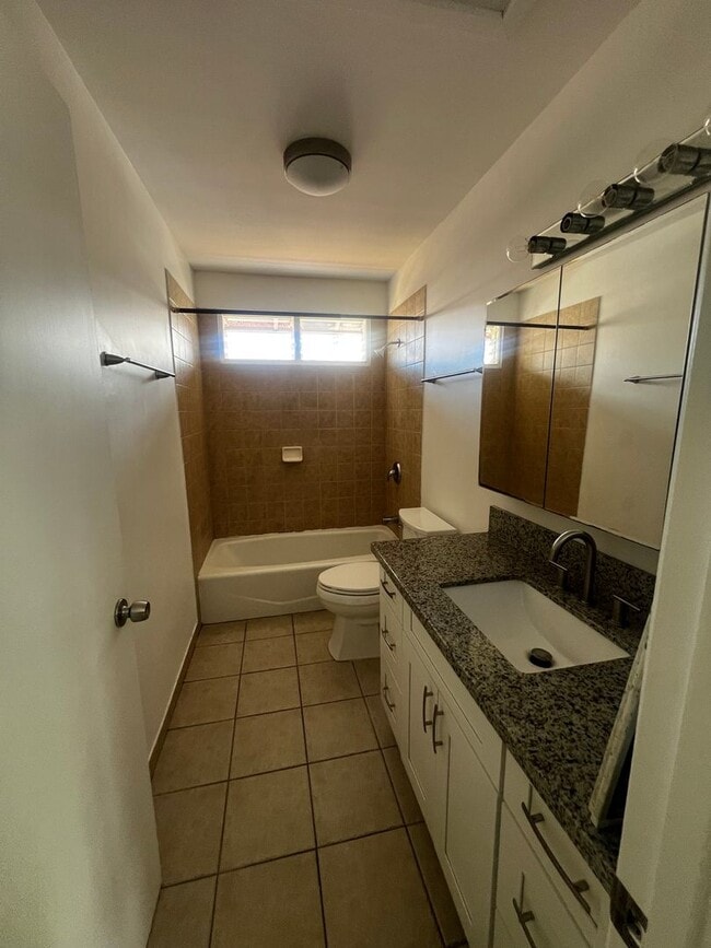 Building Photo - Highly Desired 2 bedroom, 1 bath, 2 parkin...