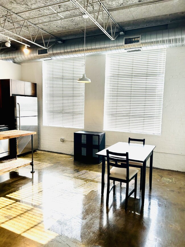 Building Photo - Downtown Living: 1 Bdrm/1 Bath Condo in Fulton Motor Lofts with reserved parking! Available Now!