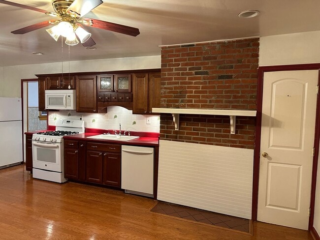 Building Photo - 2 Bedroom Downstairs Duplex in Norfolk