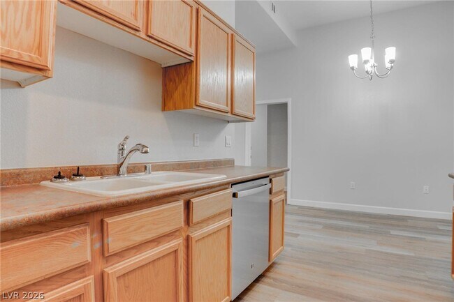 Building Photo - 2305 W Horizon Ridge Pkwy