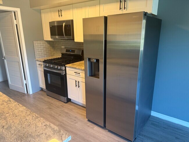 Building Photo - 1319 Kingsbury Dr