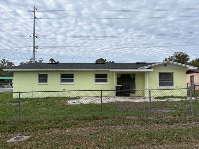 Building Photo - For Rent: 4-Bedroom Home in Lakeland