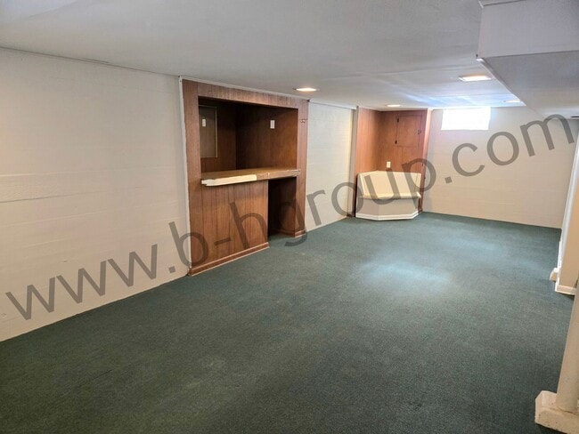 Building Photo - Great Location!