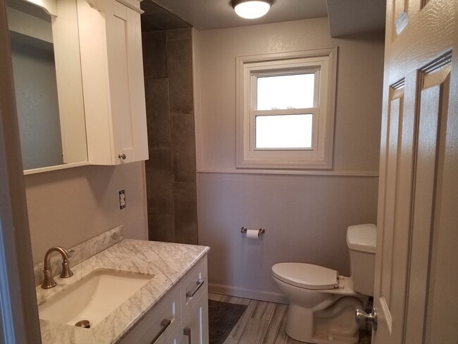 Building Photo - House For Lease