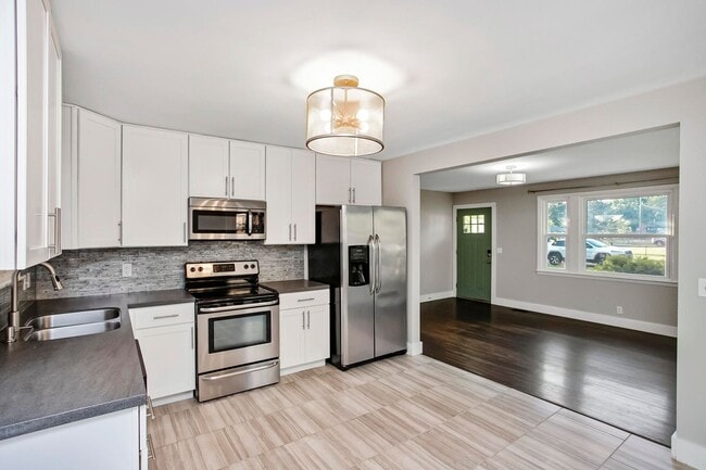 Building Photo - 2129 Crystal Dr