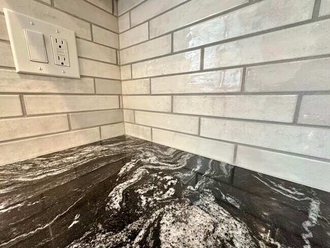 Building Photo - 992 Palmer