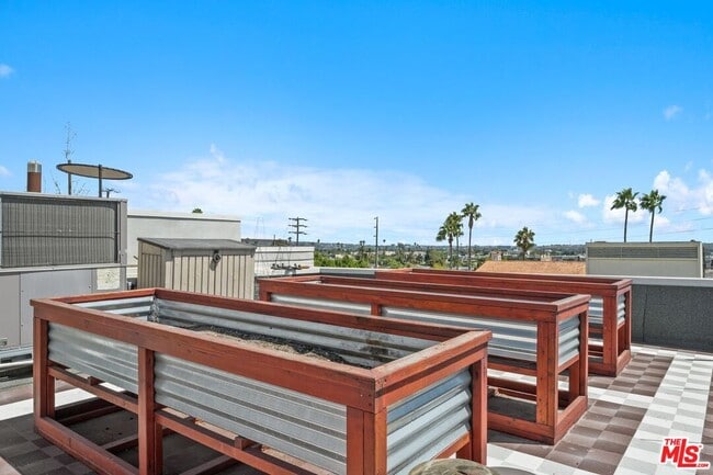 Building Photo - 3623 1/2 S Centinela Ave