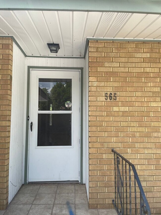 Primary Photo - 565 S 19th Ave