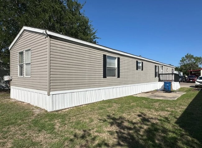 Building Photo - 5902 Ayers St