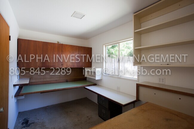 Building Photo - Renovated East Mesa Home 2 Doors From Shor...