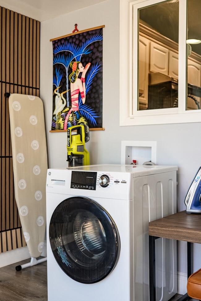 Building Photo - 1250 Stratford Ln