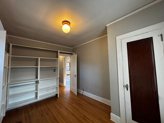 Building Photo - 104 6th Ave N
