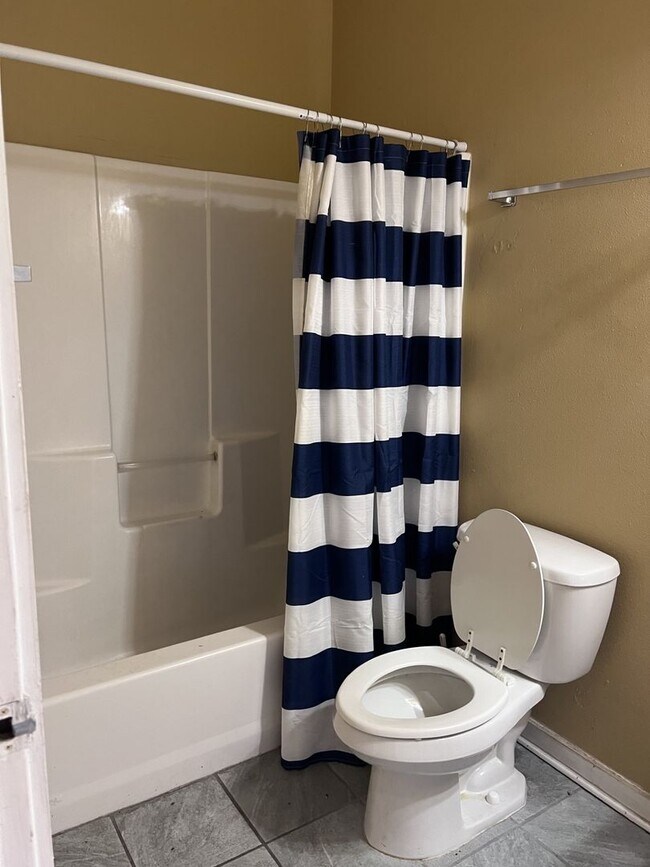 Building Photo - Cute pet friendly 2 bedroom single family ...