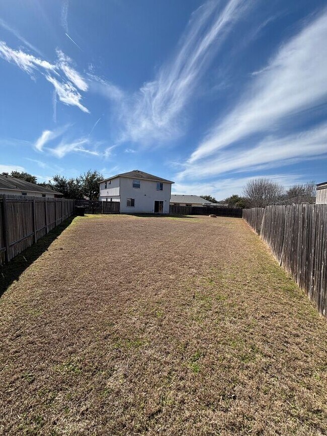 Building Photo - Spacious & Bright 4-Bedroom Home with Mode...