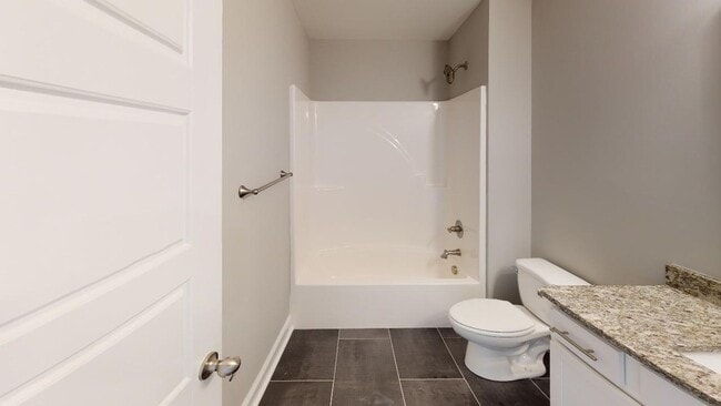 Building Photo - Spacious 3 bedroom, 2 full baths