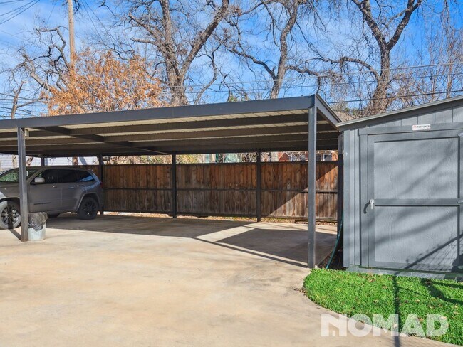 Building Photo - 1 bedroom renovated duplex
