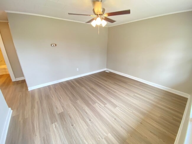Building Photo - Fully Renovated 2nd/1ba Duplex off Rainbow...
