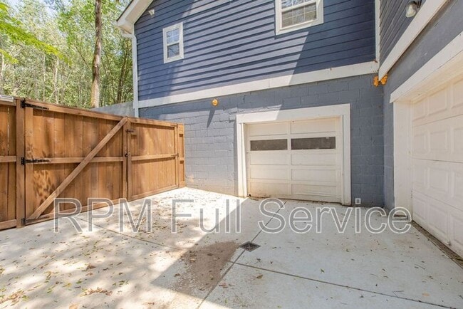 Building Photo - 1021 College Ave