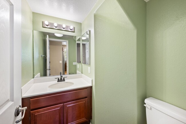 Building Photo - Beautiful townhome in the desirable Rancho Rose community in Jeffries Ranch!