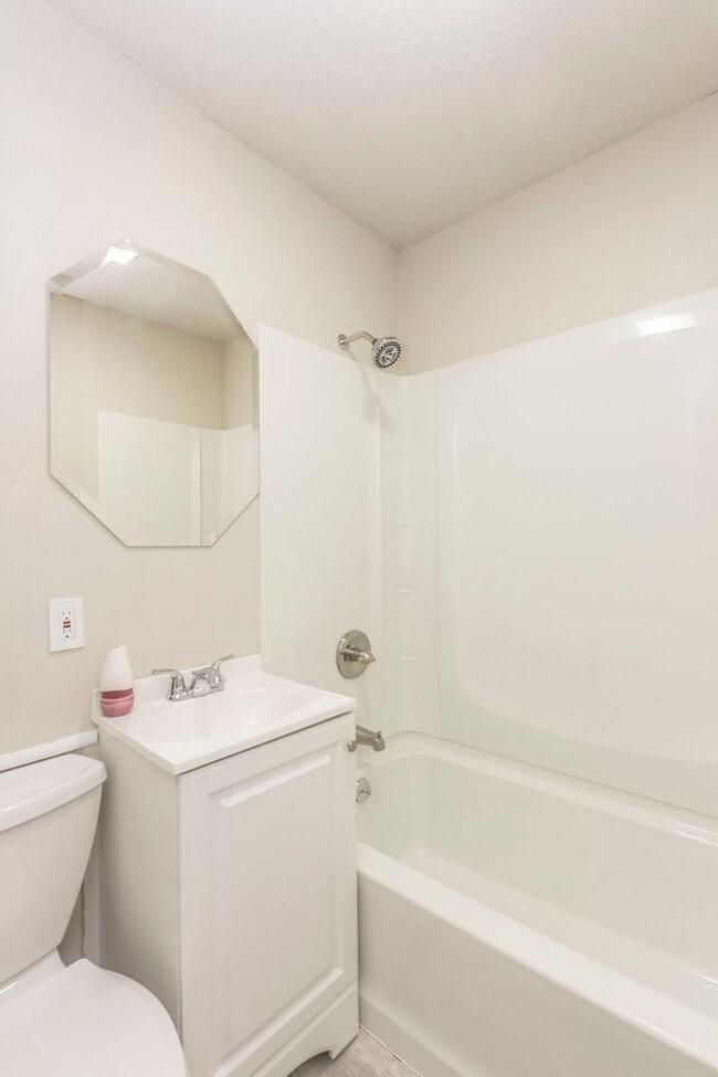 Building Photo - 2-Bedroom, 1-Bathroom Home for Rent