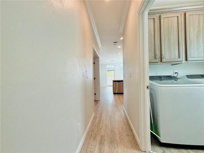 Building Photo - 252 NE Ebbtide Way