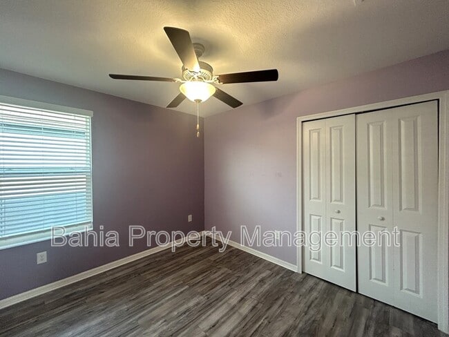 Building Photo - 582 Royal Empress Dr