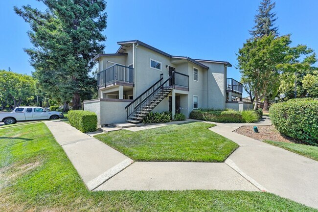 Building Photo - Prime location near downtown, airport, din...