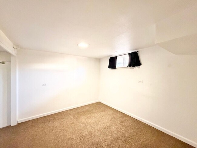 Building Photo - Ideal For Student Housing