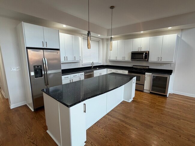 Building Photo - 1347 N Sedgwick St