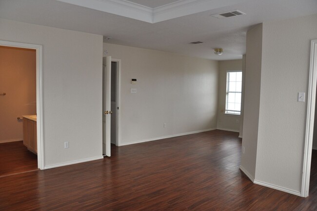 Building Photo - 3 Bedroom 2.5 Bath With Bonus Room in Laur...