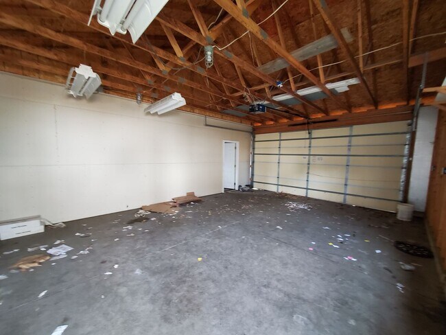 Building Photo - Huge 4 bedroom House with large garage