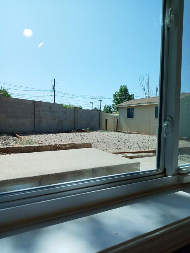 Building Photo - FIVE BEDROOMS!