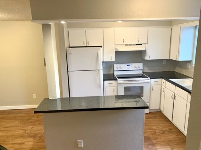 Building Photo - 2 Bedroom Town House!