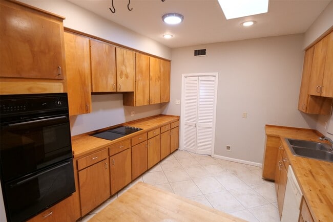 Building Photo - 9526 Val Verde St