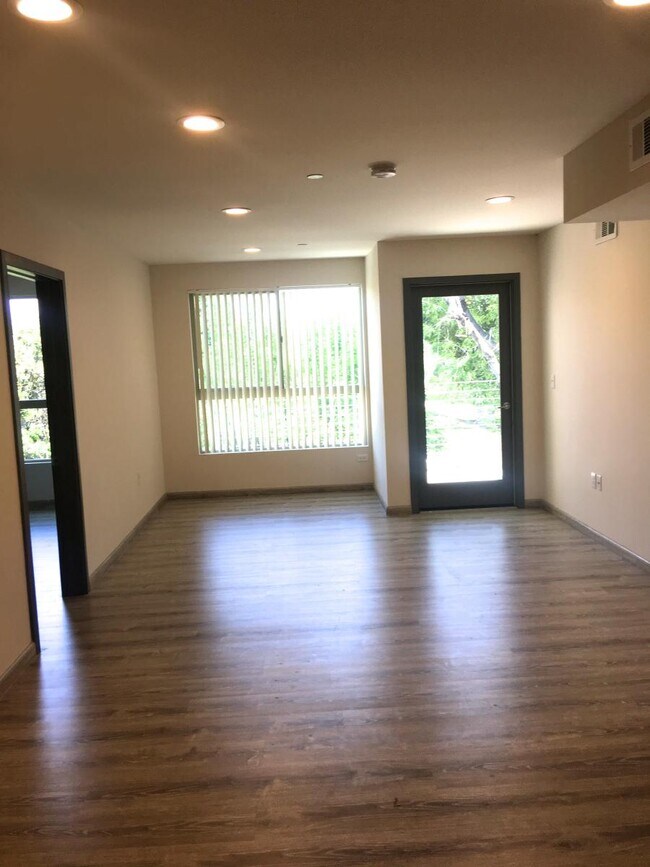 Building Photo - 7020 Woodman Ave