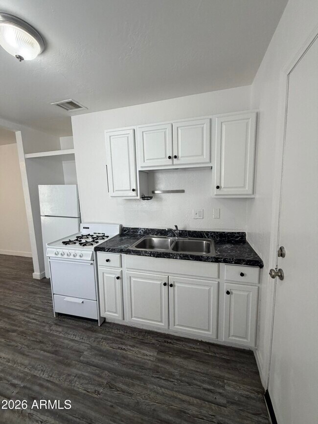 Building Photo - 706 W Taylor St