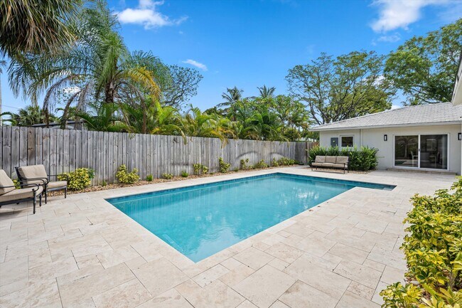 Building Photo - 611 N Palmway