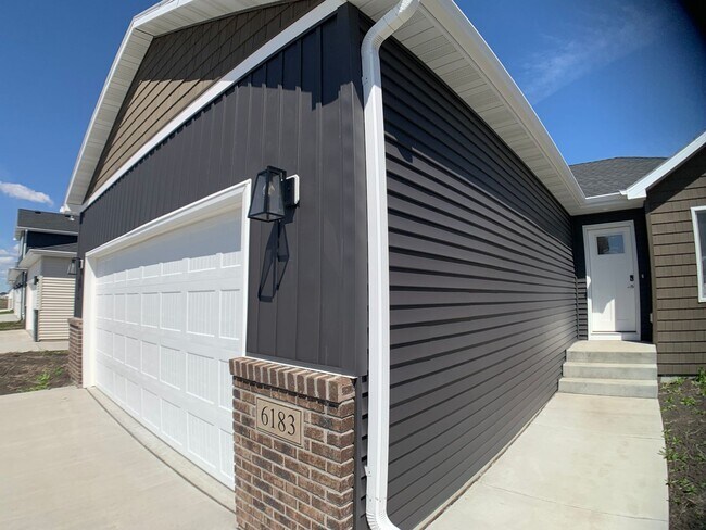 Building Photo - 4 Bed 3 Bath Single Family Home