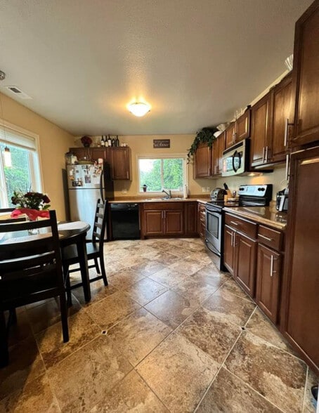 Building Photo - 239 S 126th St